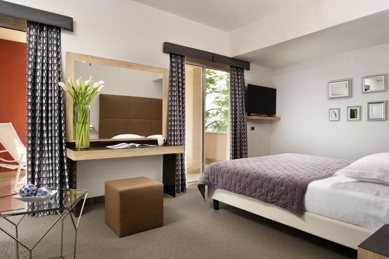 Junior Suite with Pool View and Spa access image 4