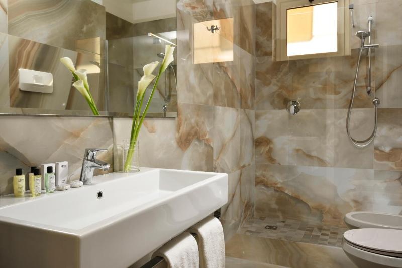 Junior Suite with Pool View and Spa access image 2