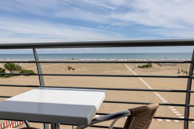 Double Room with Balcony - Sea Front image 2
