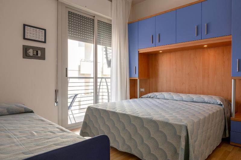 Double Room with Balcony image 4