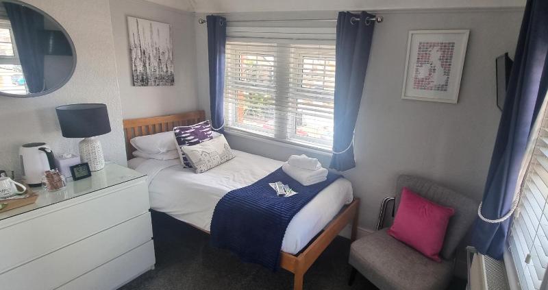 Single Room image 3
