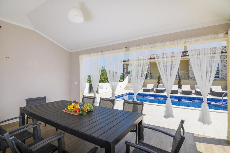 Villa Land - image 29