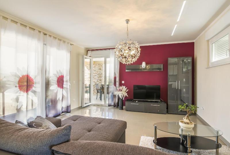 Villa Land - image 36