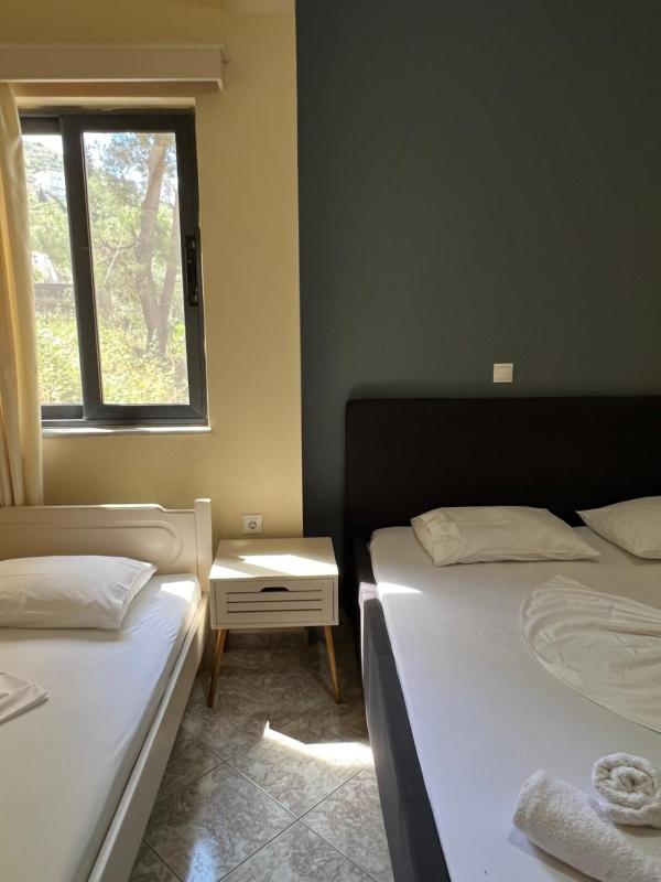 Economy Triple Room image 4