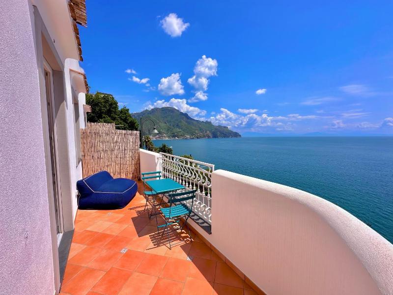 Junior Suite with Balcony and Sea View image 4
