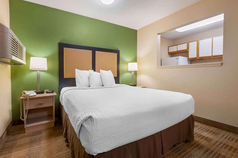 Deluxe Studio with 1 Queen Bed - Non-Smoking image 3