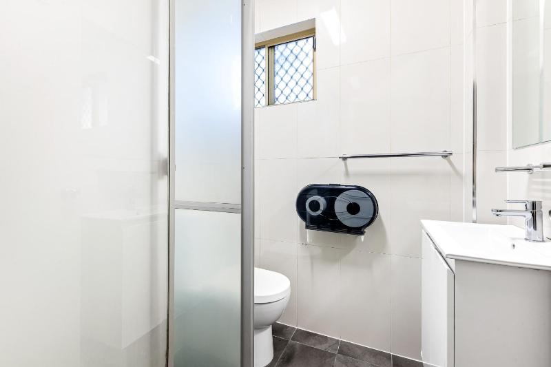 Bed in 6-Bed Mixed Dormitory Room with Private Bathroom (ages 18-40 years only) image 4