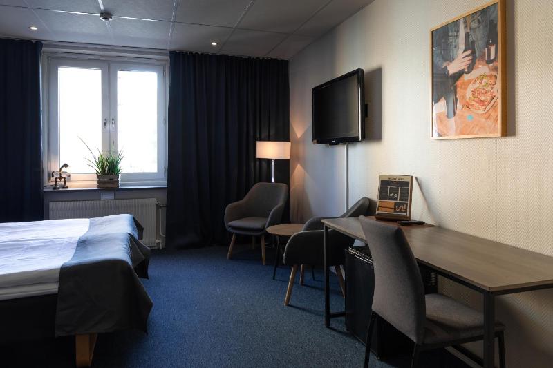 Standard Twin Room image 3