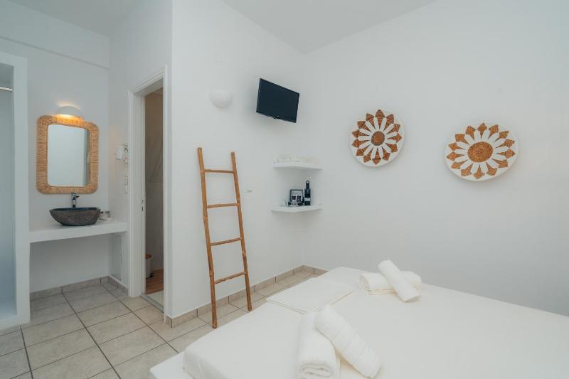 Standard Double Room image 2