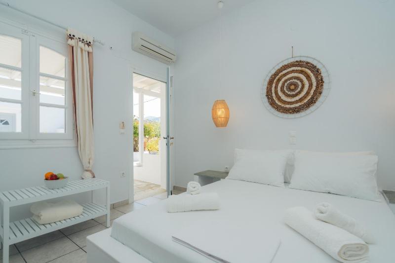 Standard Double Room image 3