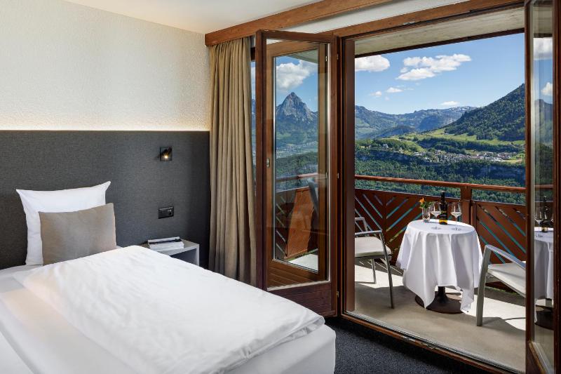 Double Room with Lake View image 4