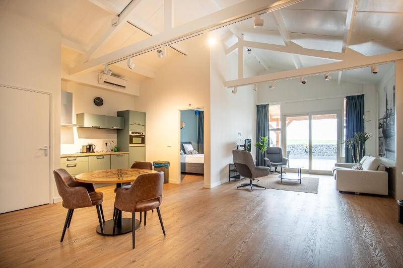 Studio Apartment with Sea View image 1