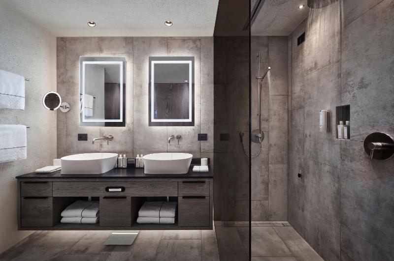 Suite with Hot Tub image 3