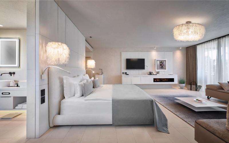 Deluxe Suite image 3