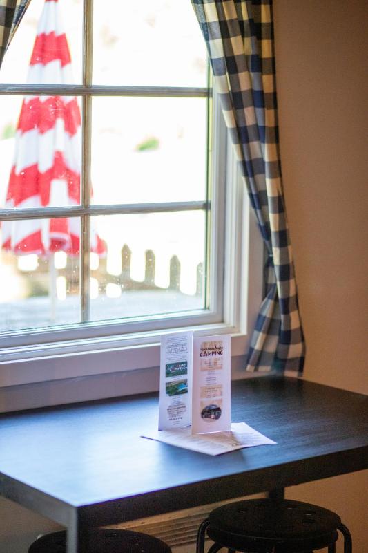 Large Cottage with Shared Bathroom image 4