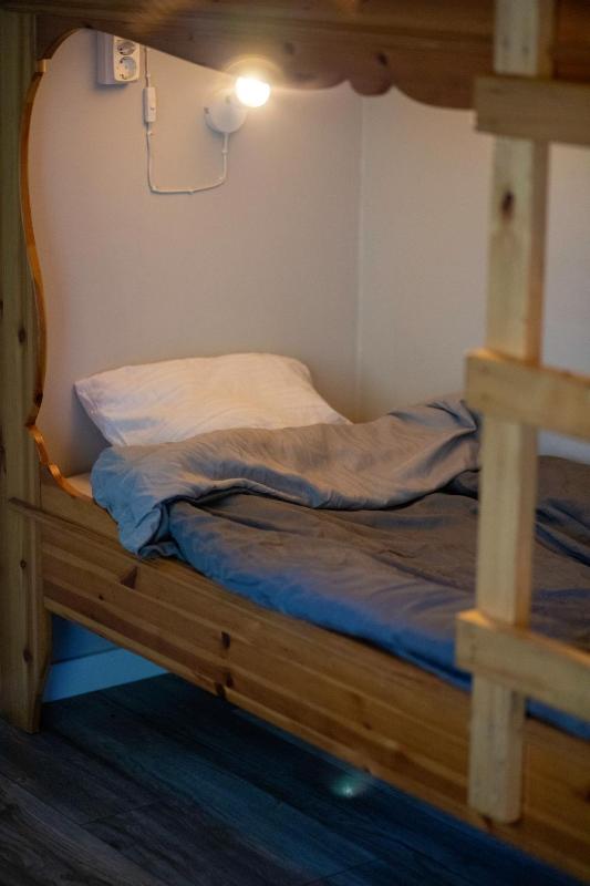 Large Cottage with Shared Bathroom image 3