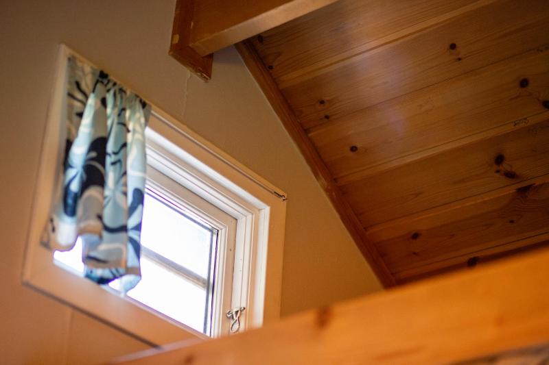 Large Cottage with Shared Bathroom image 2