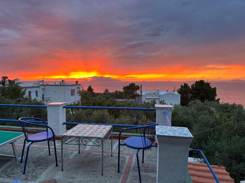 Double Room with Terrace and Sea View   image 4