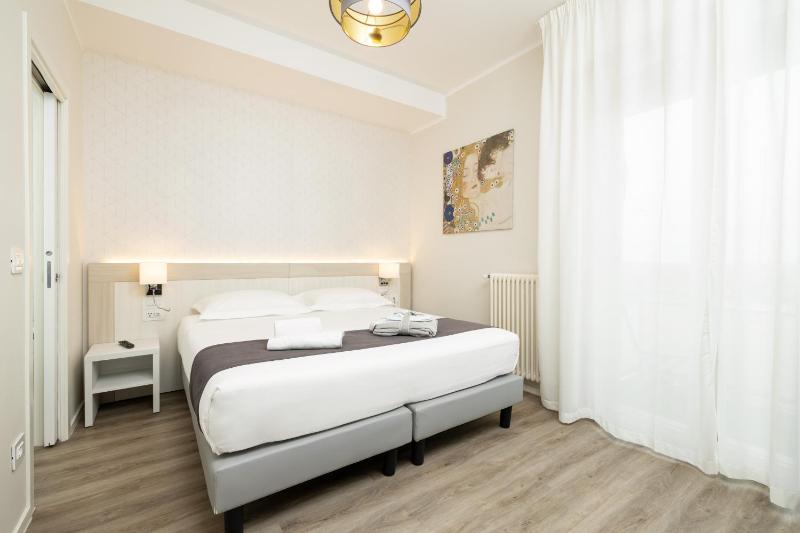 Double Room image 3