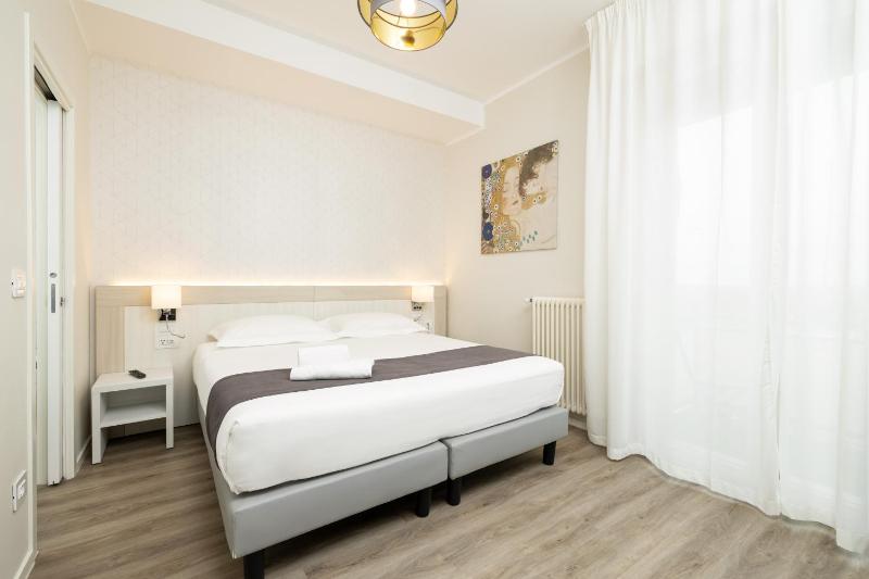 Double Room image 4