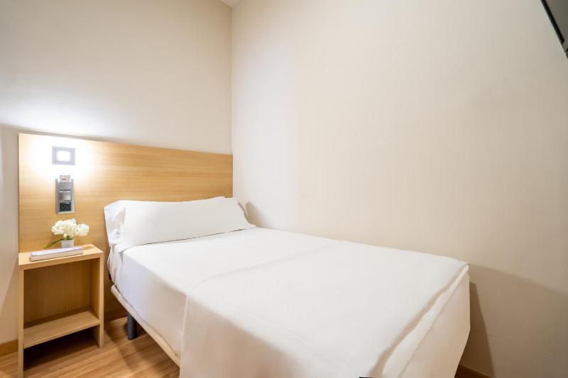 Superior Triple Room image 3