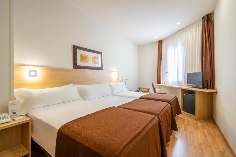 Superior Triple Room image 2