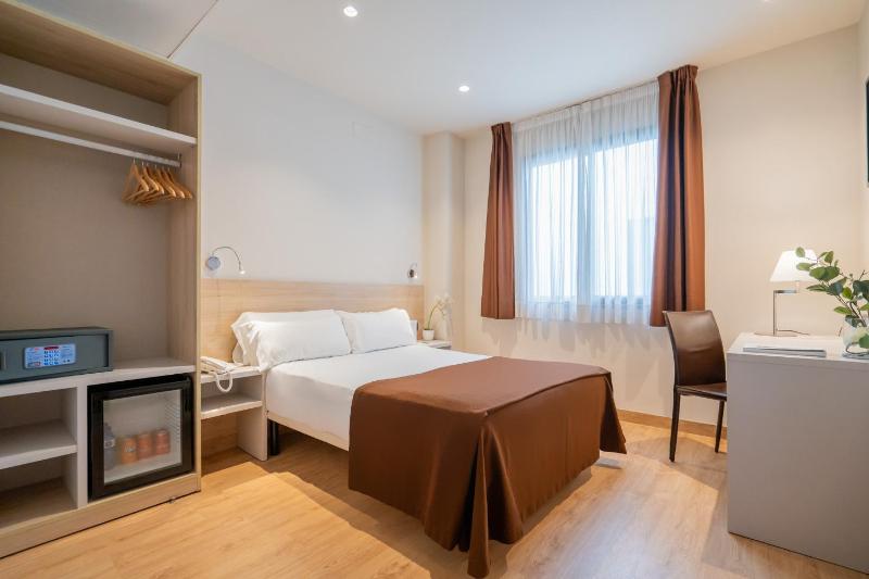 Standard Double Room image 3