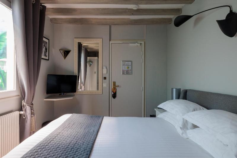 Classic Double Room image 3