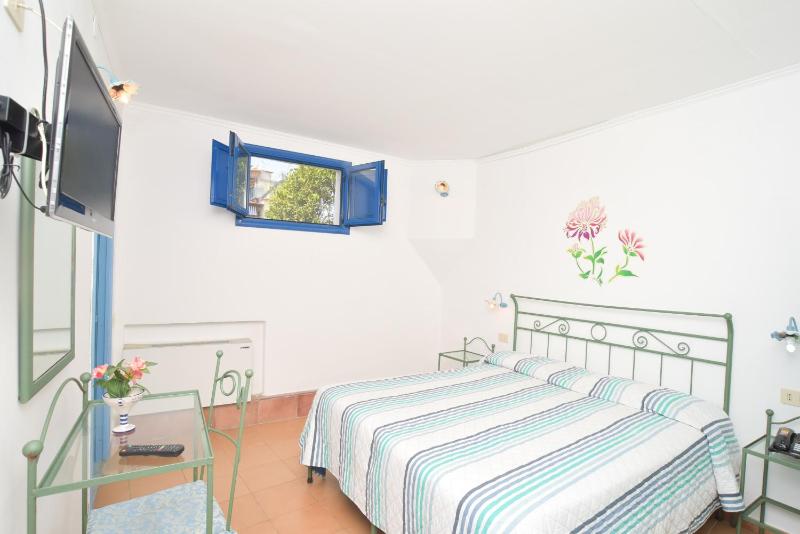 Quadruple Room image 1