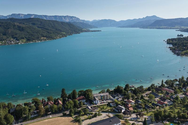 Two-Bedroom Apartment with Balcony and Lake View image 3
