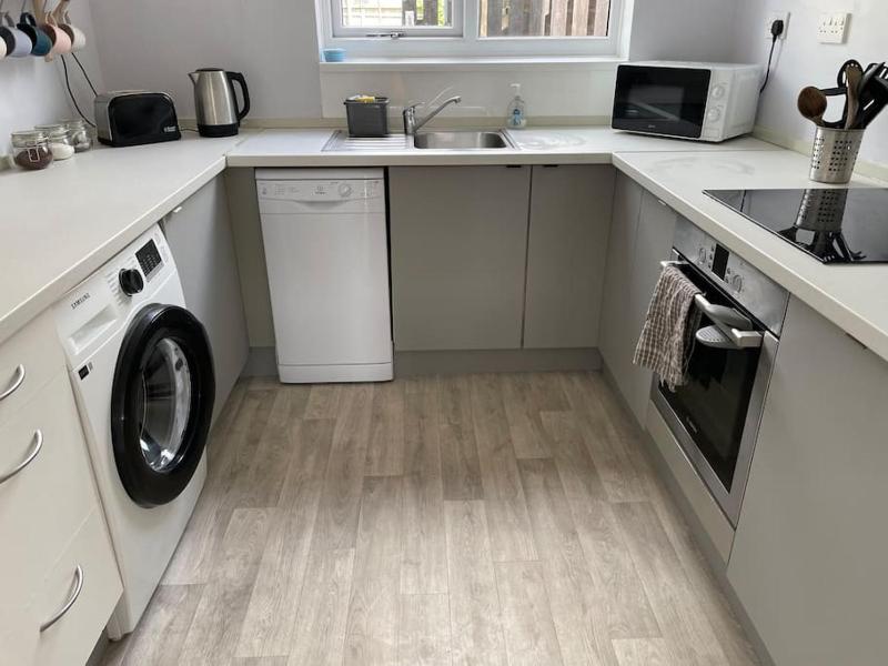 Spacious 5-Bedroom Home with Garden & Parking Near Station - image 26