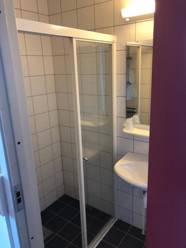 Twin Room image 4