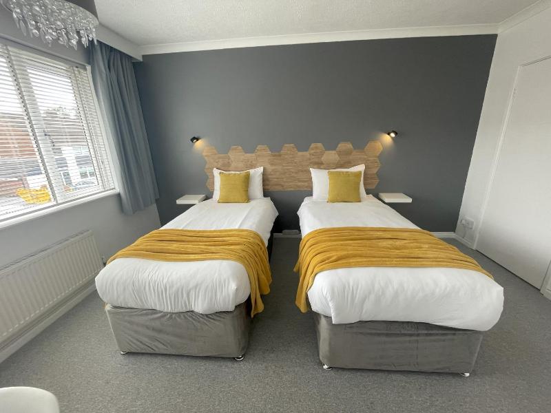 Spacious 5-Bedroom Home with Garden & Parking Near Station - image 21