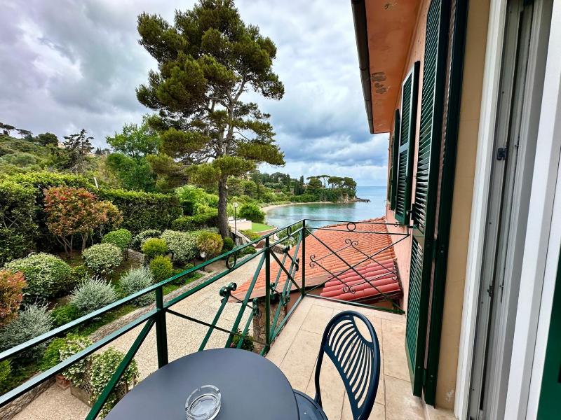 Double Room with Balcony and Partial Sea View image 3