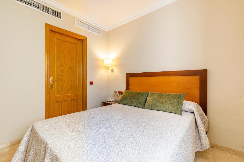 Budget Single Room image 4