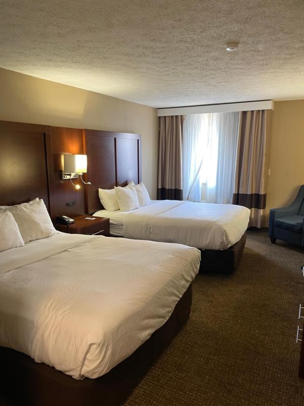 Queen Room with Two Queen Beds - Non-Smoking image 4