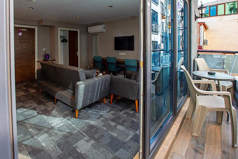 Suite with Balcony image 3