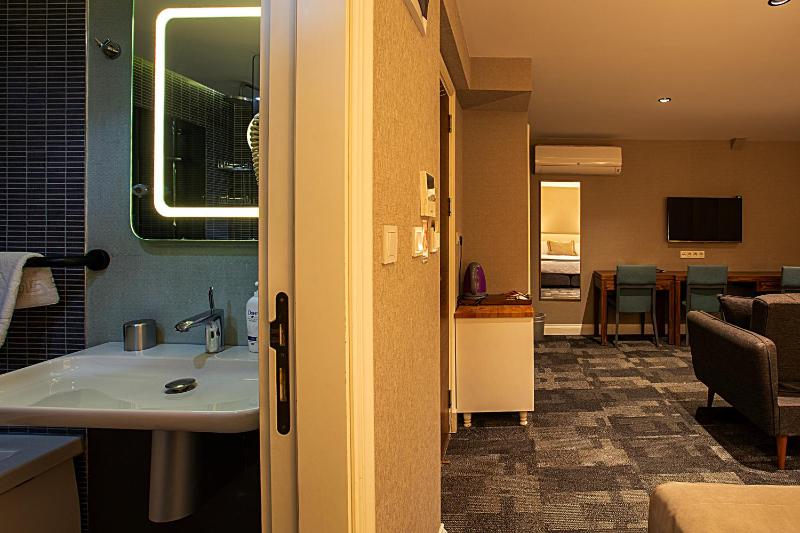 Suite with Balcony image 4