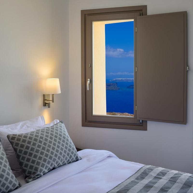Senior Suite with Heated Jacuzzi and Caldera View image 2