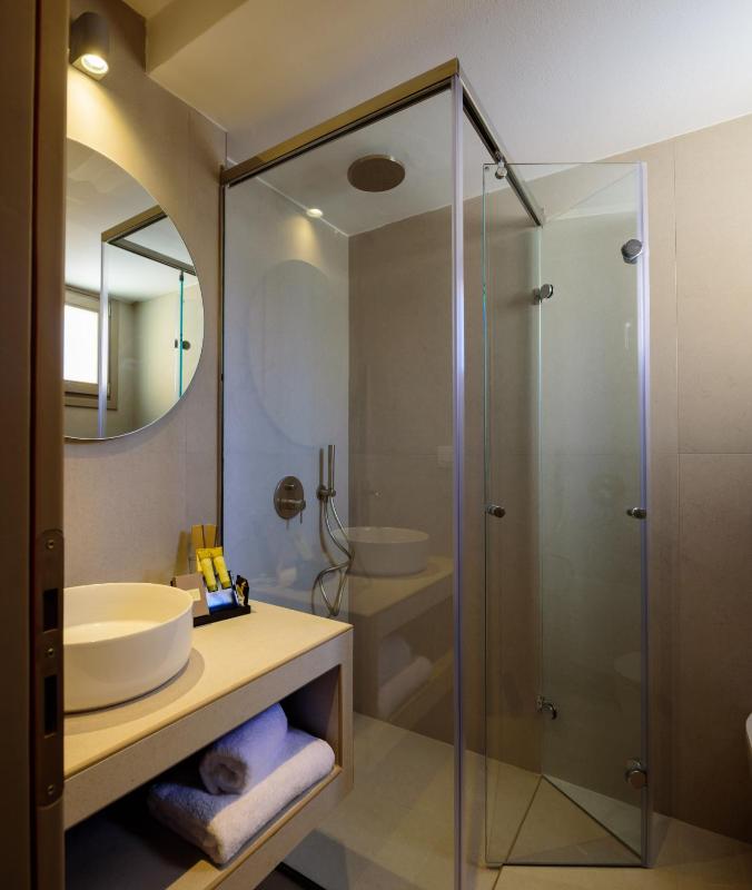 Senior Suite with Heated Jacuzzi and Caldera View image 3