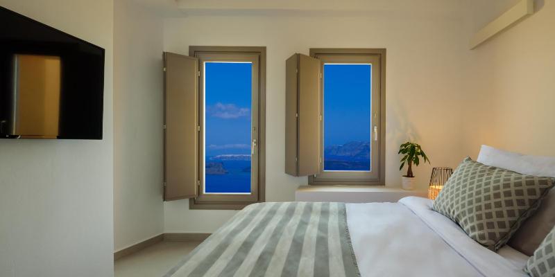 Senior Suite with Heated Jacuzzi and Caldera View image 4