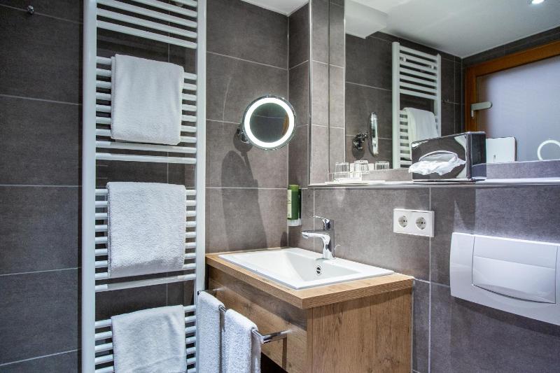 Standard Double Room image 3