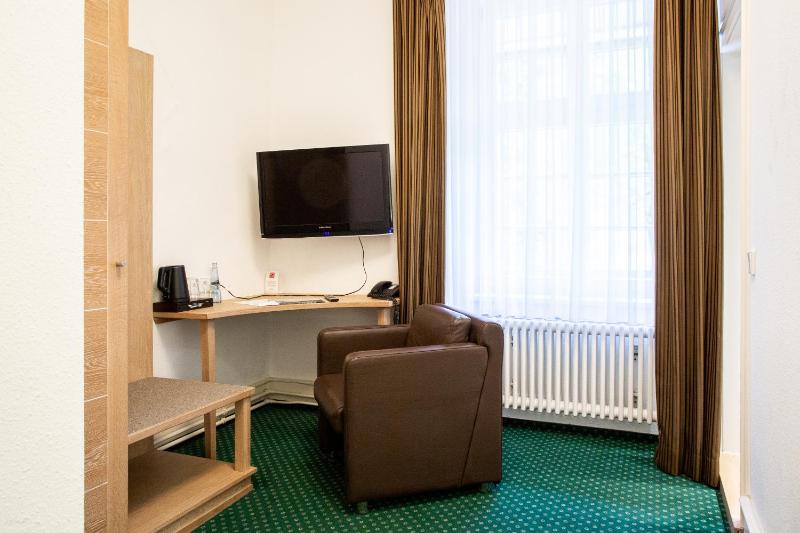 Single Room image 4