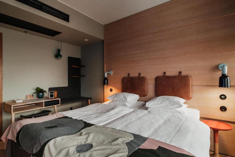 Standard Twin Room image 3