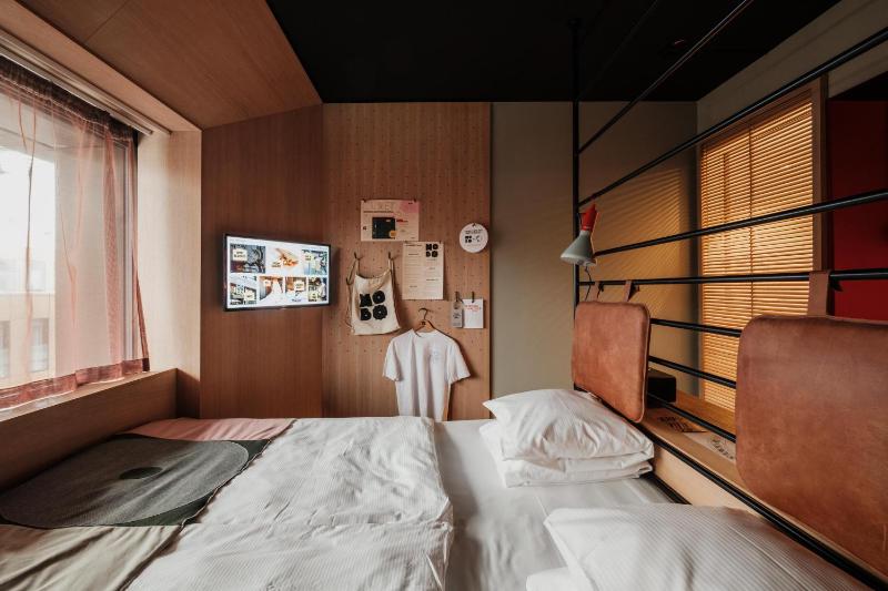 Standard King Room image 4
