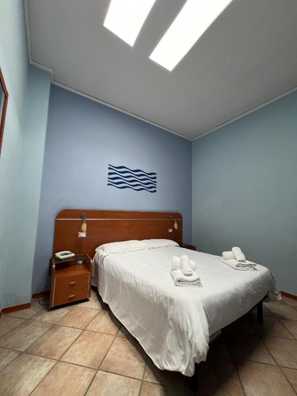 Economy Double Room with Skylight image 2
