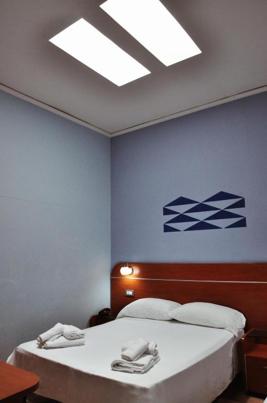 Economy Double Room with Skylight image 3