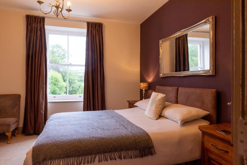 Large Double or Twin Room image 3