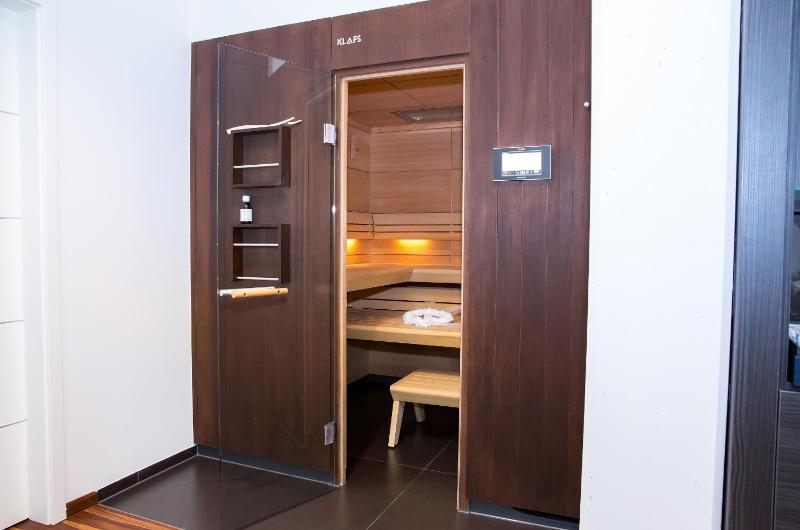 Suite with Hot Tub image 2
