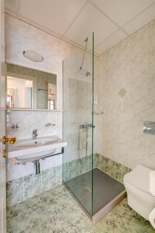 Deluxe Double or Twin Room with Sea View image 2